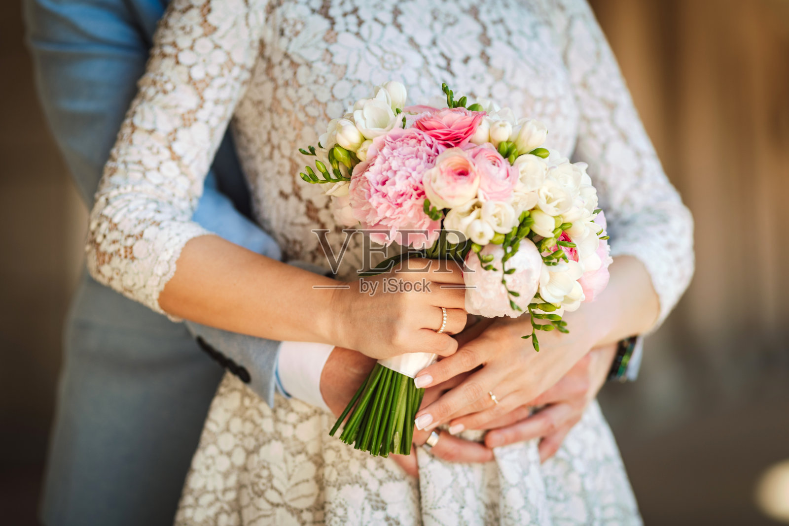 新娘和新郎的手特写照片。照片摄影图片