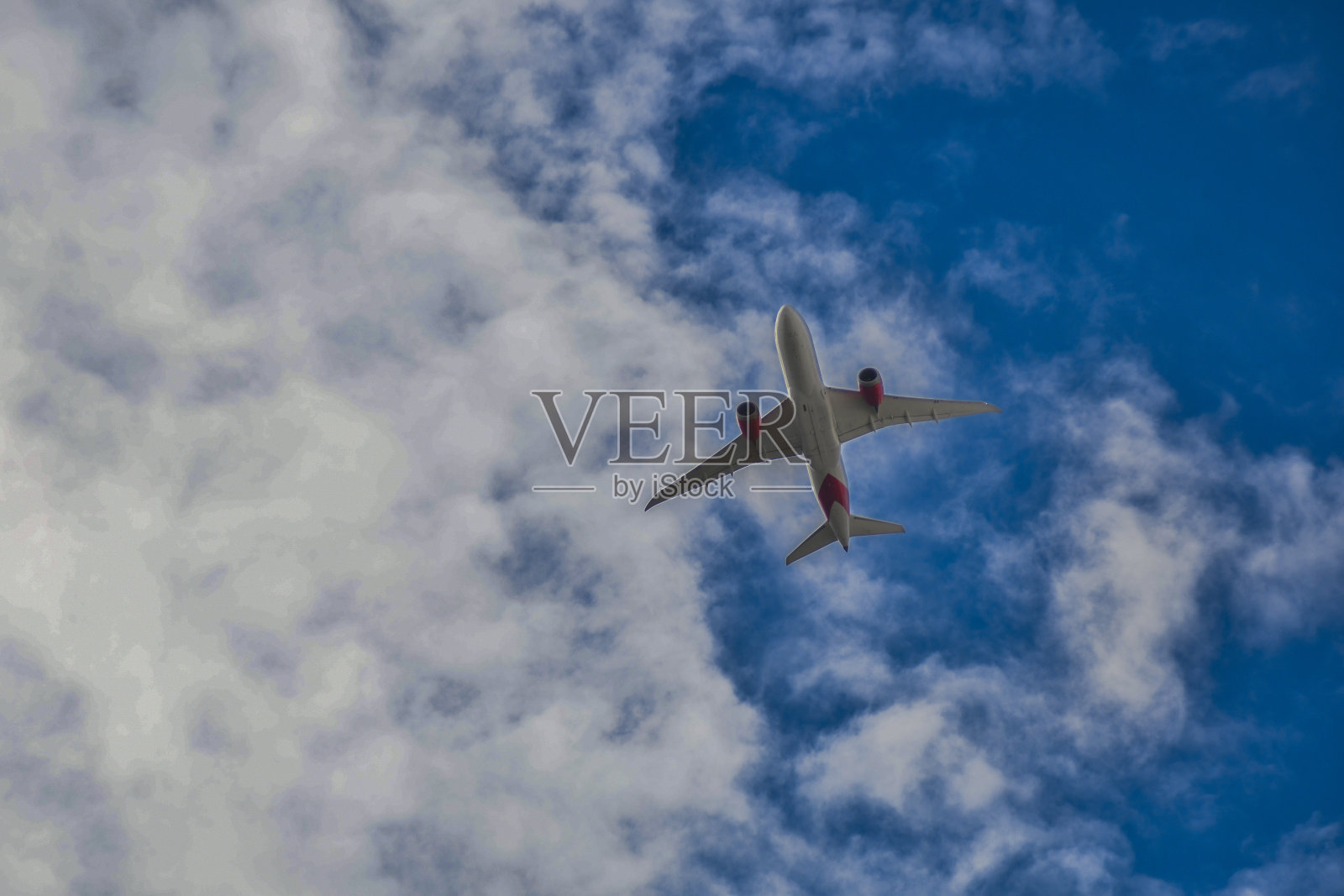 飞机在蓝天翱翔照片摄影图片