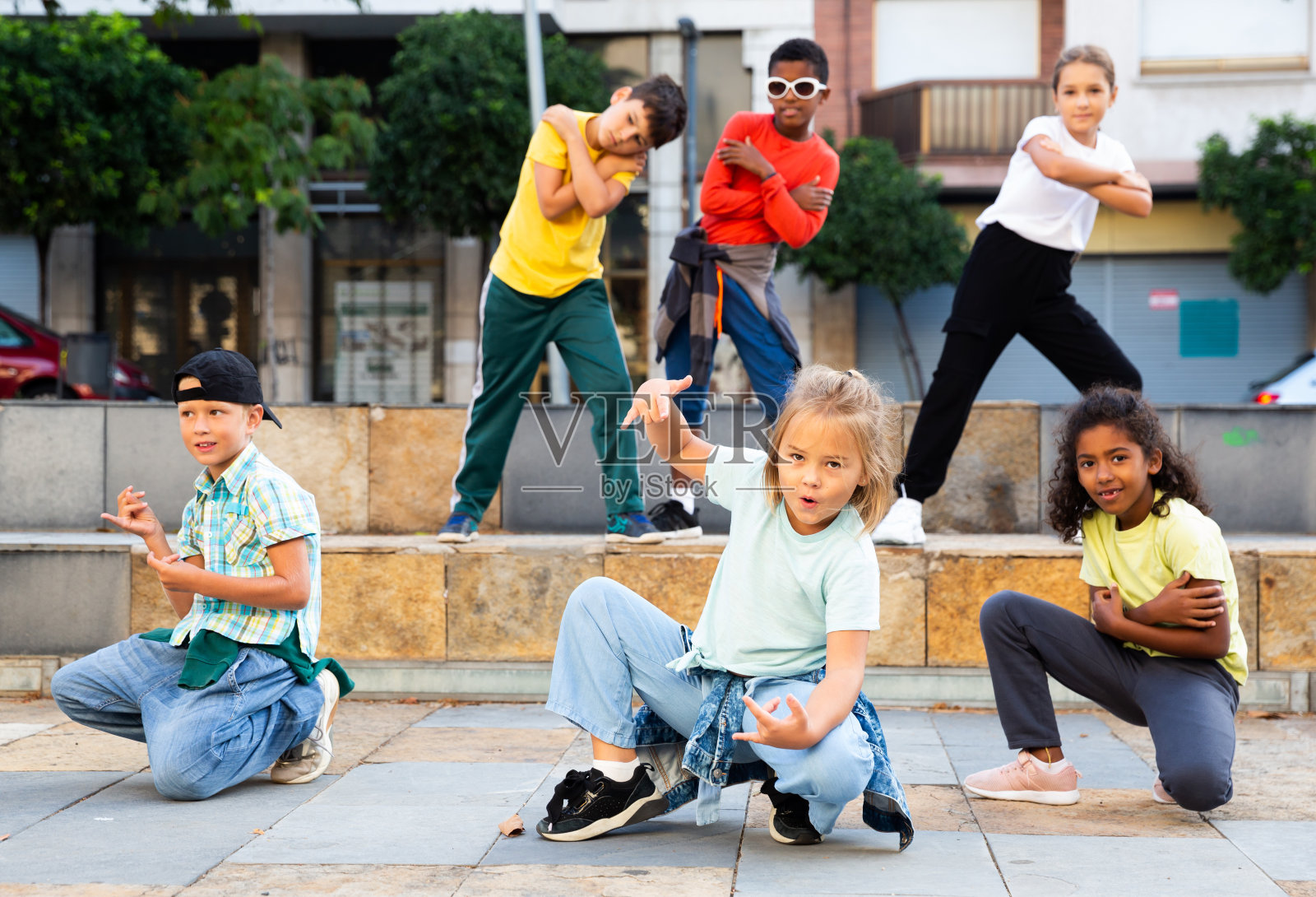 少年们在夏日街头跳嘻哈舞照片摄影图片