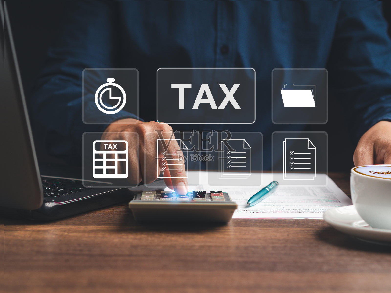 年轻人用纳税表格填写个人所得税缴纳表格。照片摄影图片