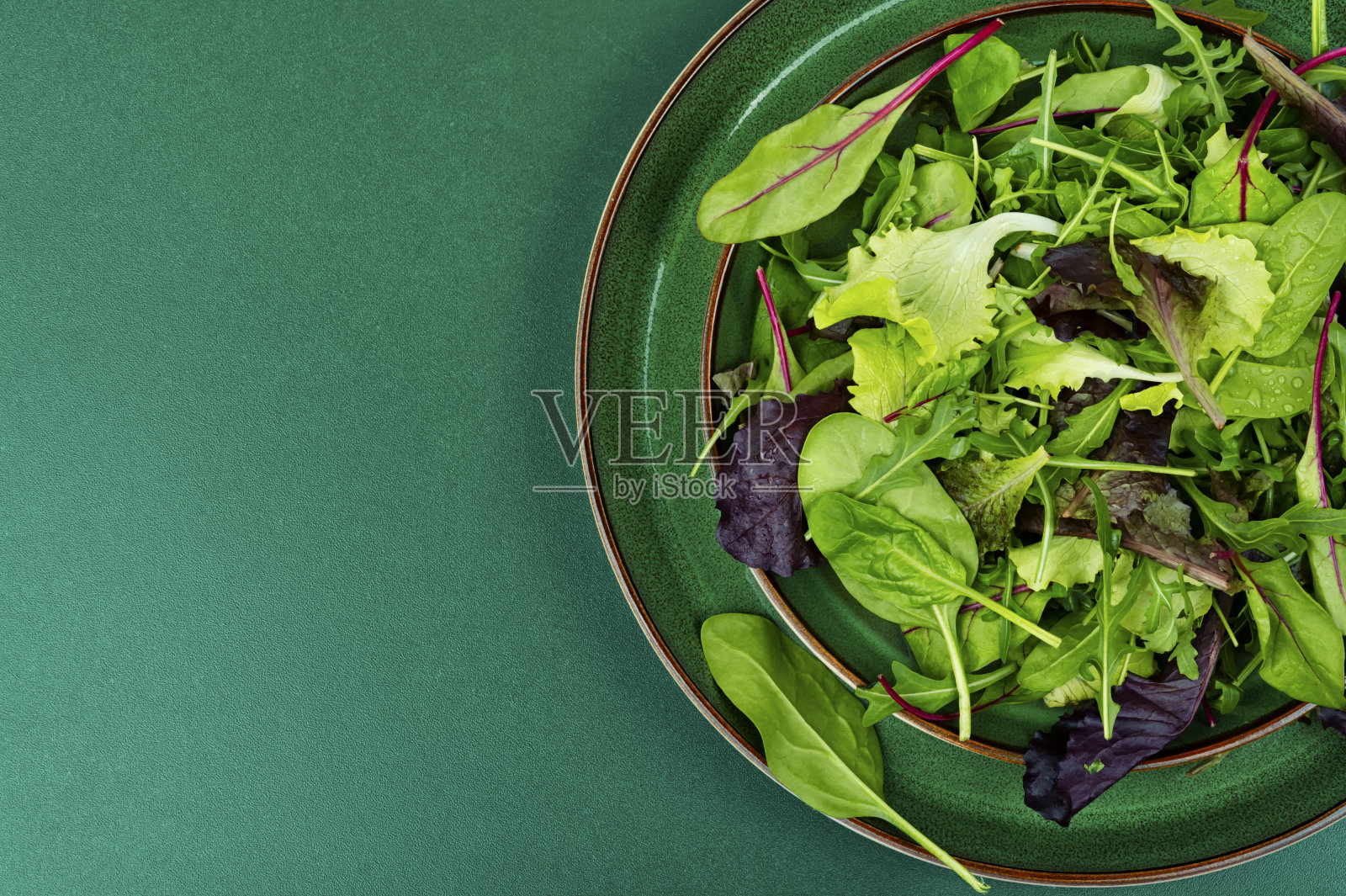 绿色生生菜沙拉，文字空间。照片摄影图片