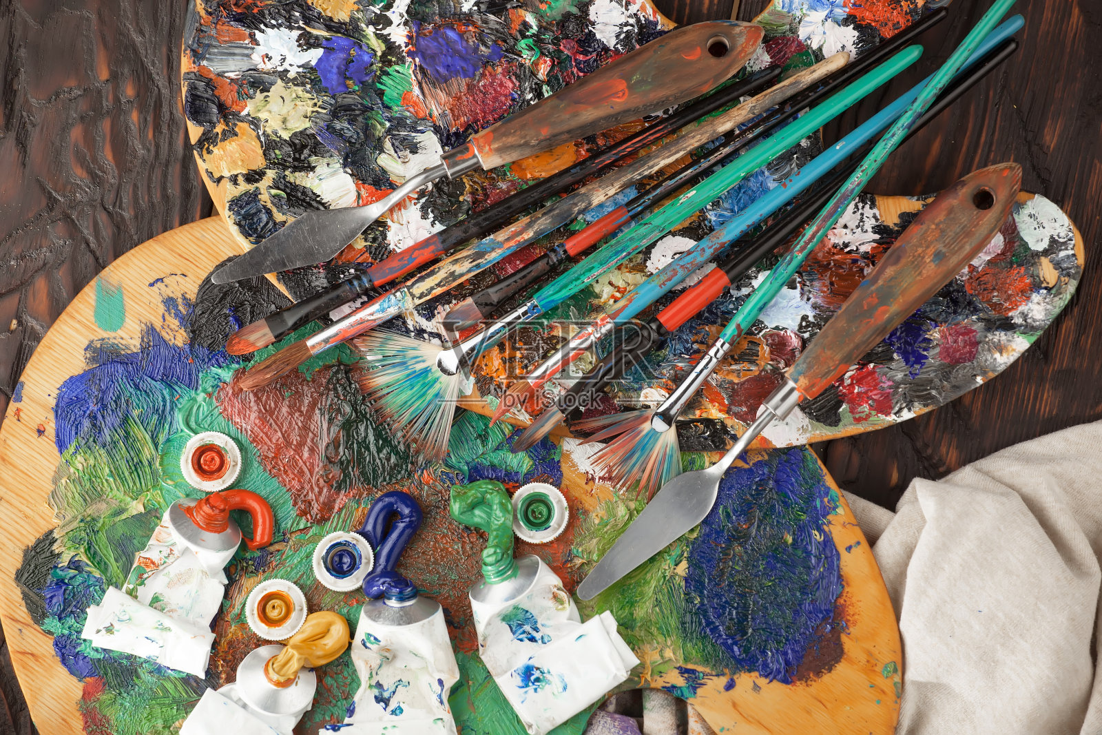 绘画用的颜料和画笔。照片摄影图片