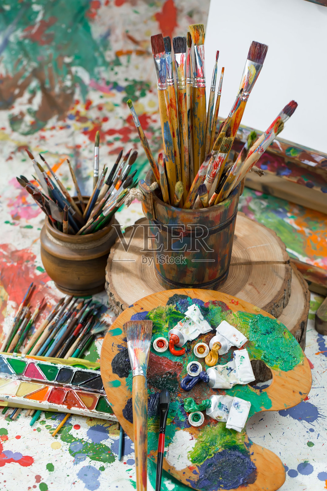 绘画用的颜料和画笔。照片摄影图片