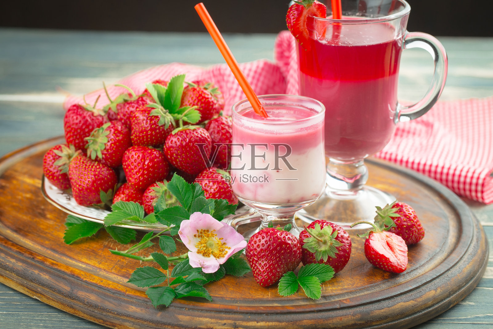 桌上有一杯草莓酸奶。照片摄影图片