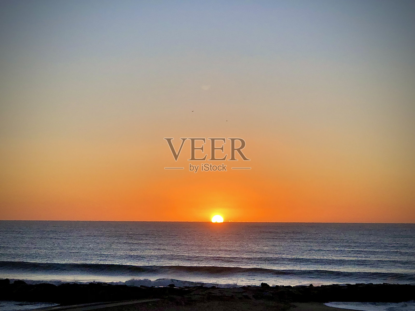 阿根廷马德普拉塔的大西洋日出。照片摄影图片