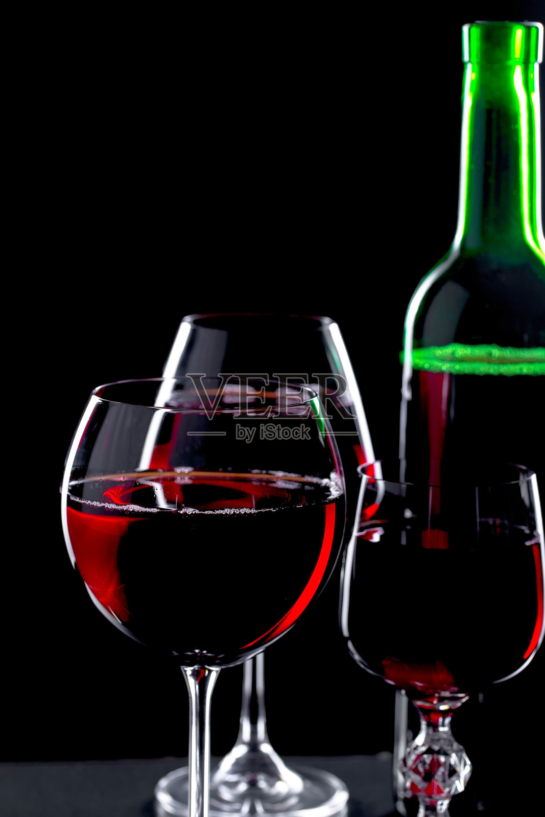 一杯红酒，黑色背景。照片摄影图片