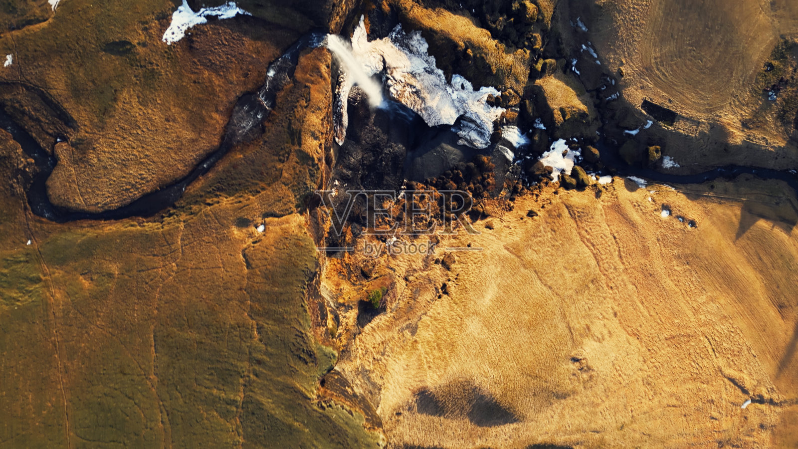 北欧瀑布从山上流下照片摄影图片