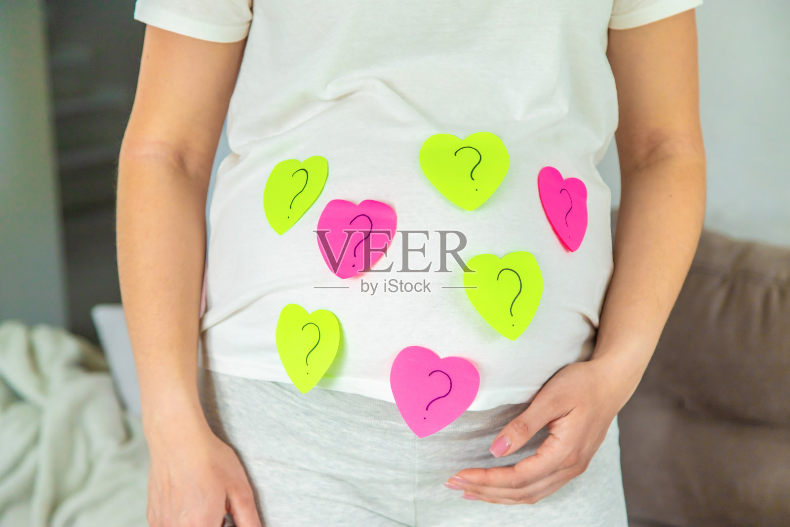 怀孕的女人谁会是问号。有选择性的重点。照片摄影图片