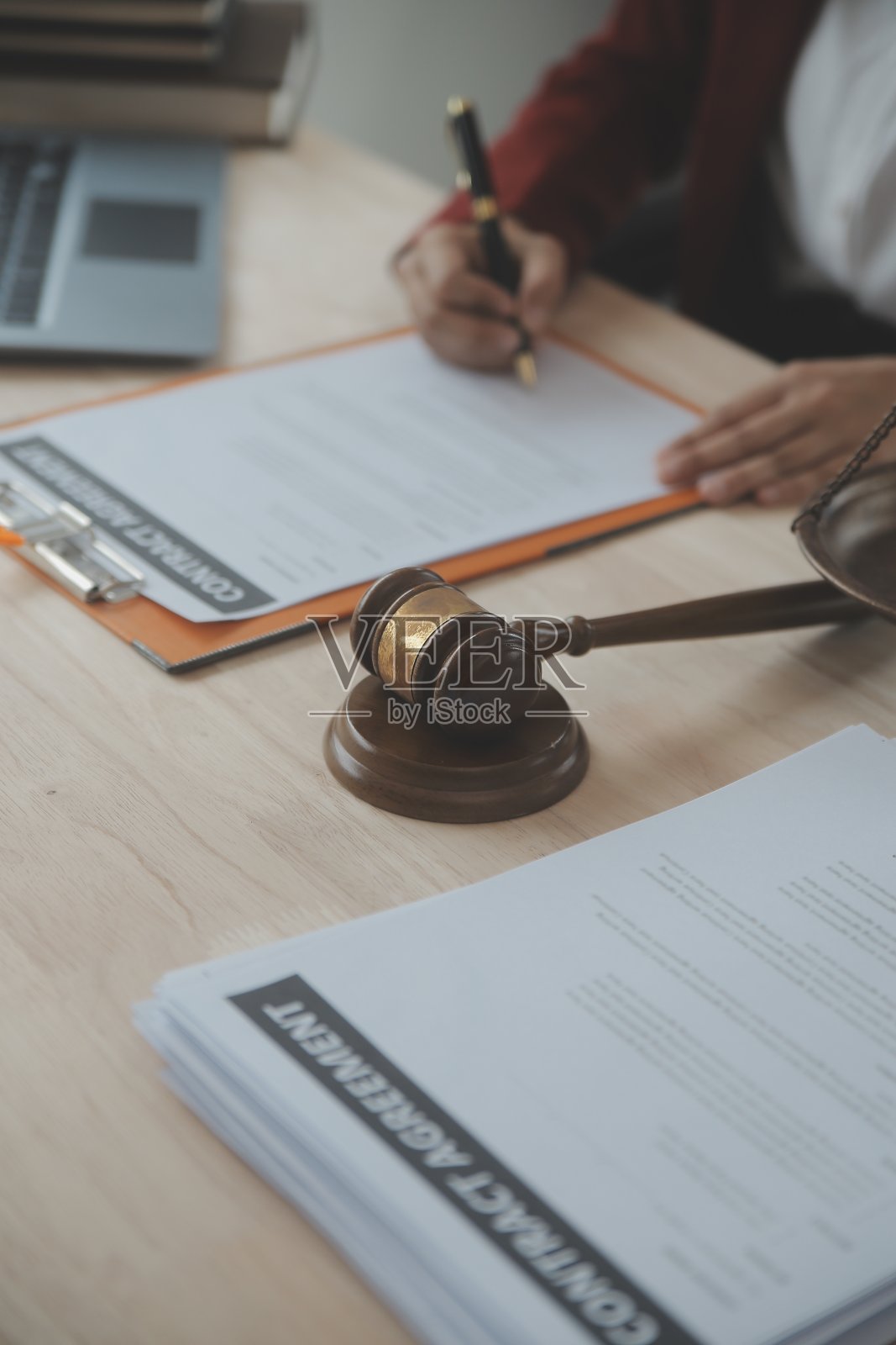 商务人士和律师们在办公室的桌子上用黄铜秤讨论合同文件。法律、法律服务、法律咨询、司法和法律概念图片具有膜纹效果照片摄影图片