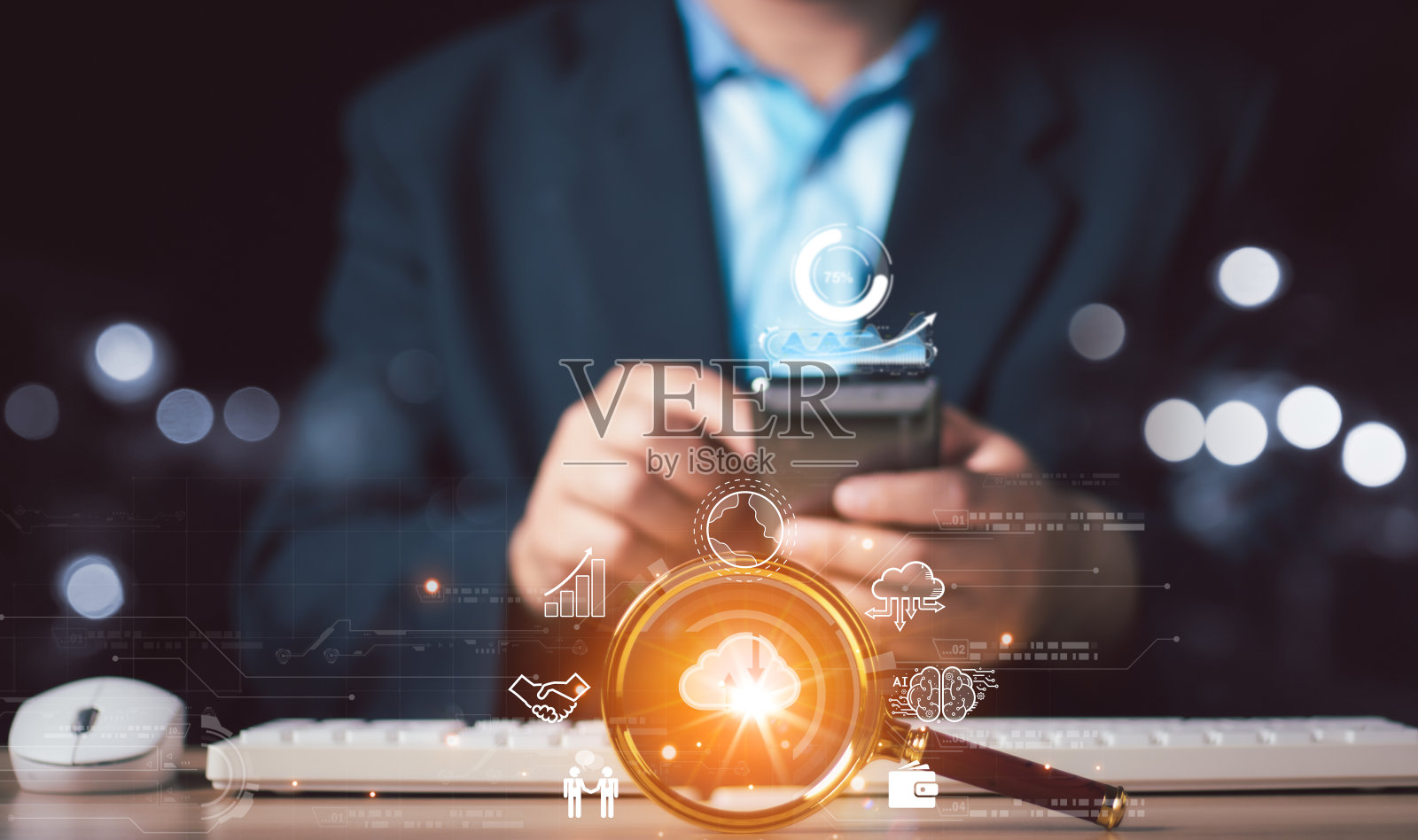 云计算图。网络数据存储技术服务。在数字屏幕上工作的人有云服务应用程序图标。照片摄影图片