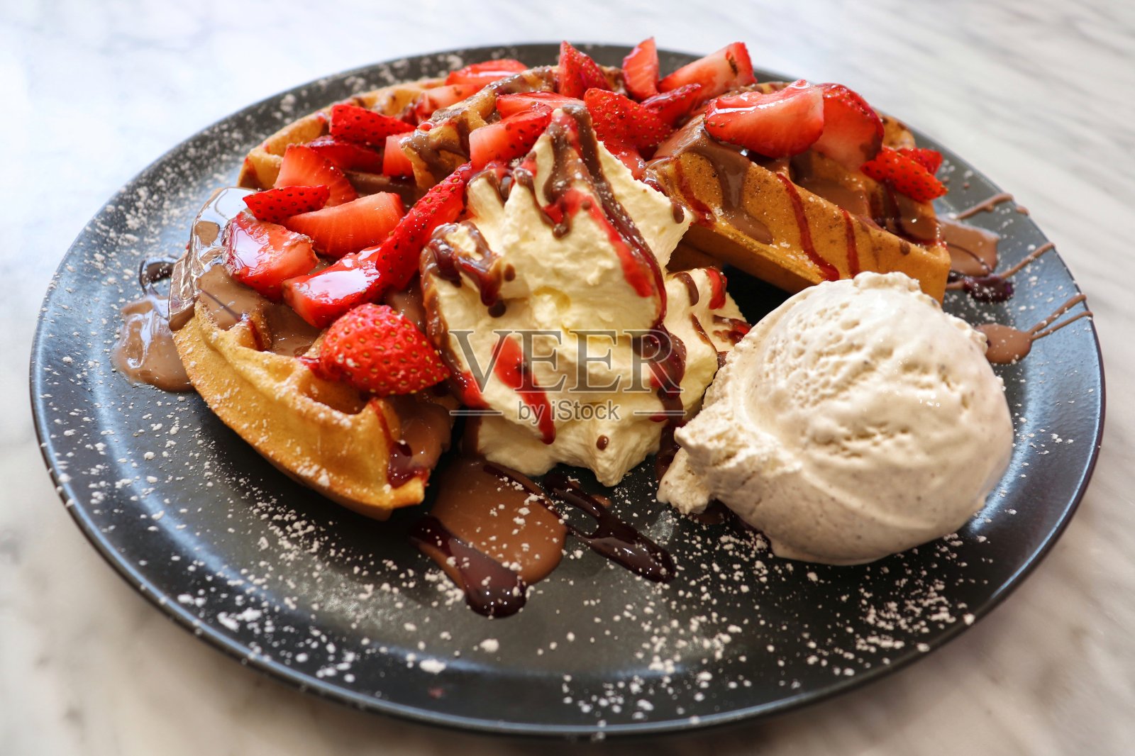 华夫饼配巧克力、冰淇淋、草莓和生奶油照片摄影图片