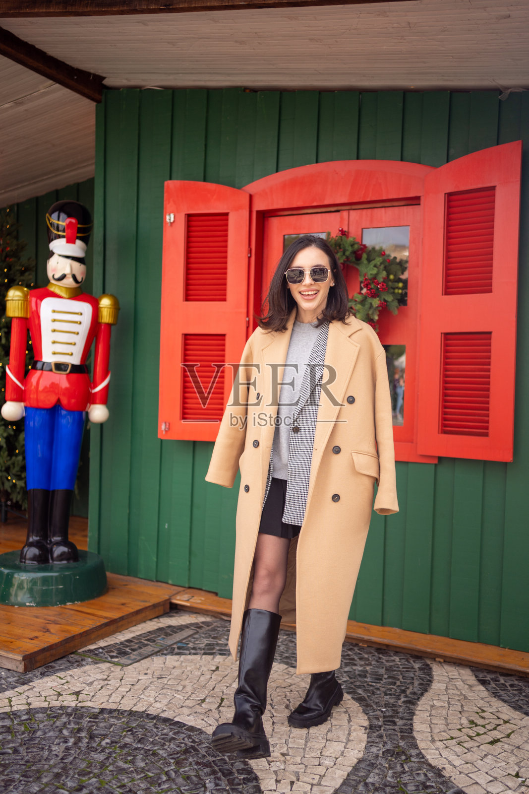 女人走在阳光明媚的冬日欧洲城市照片摄影图片