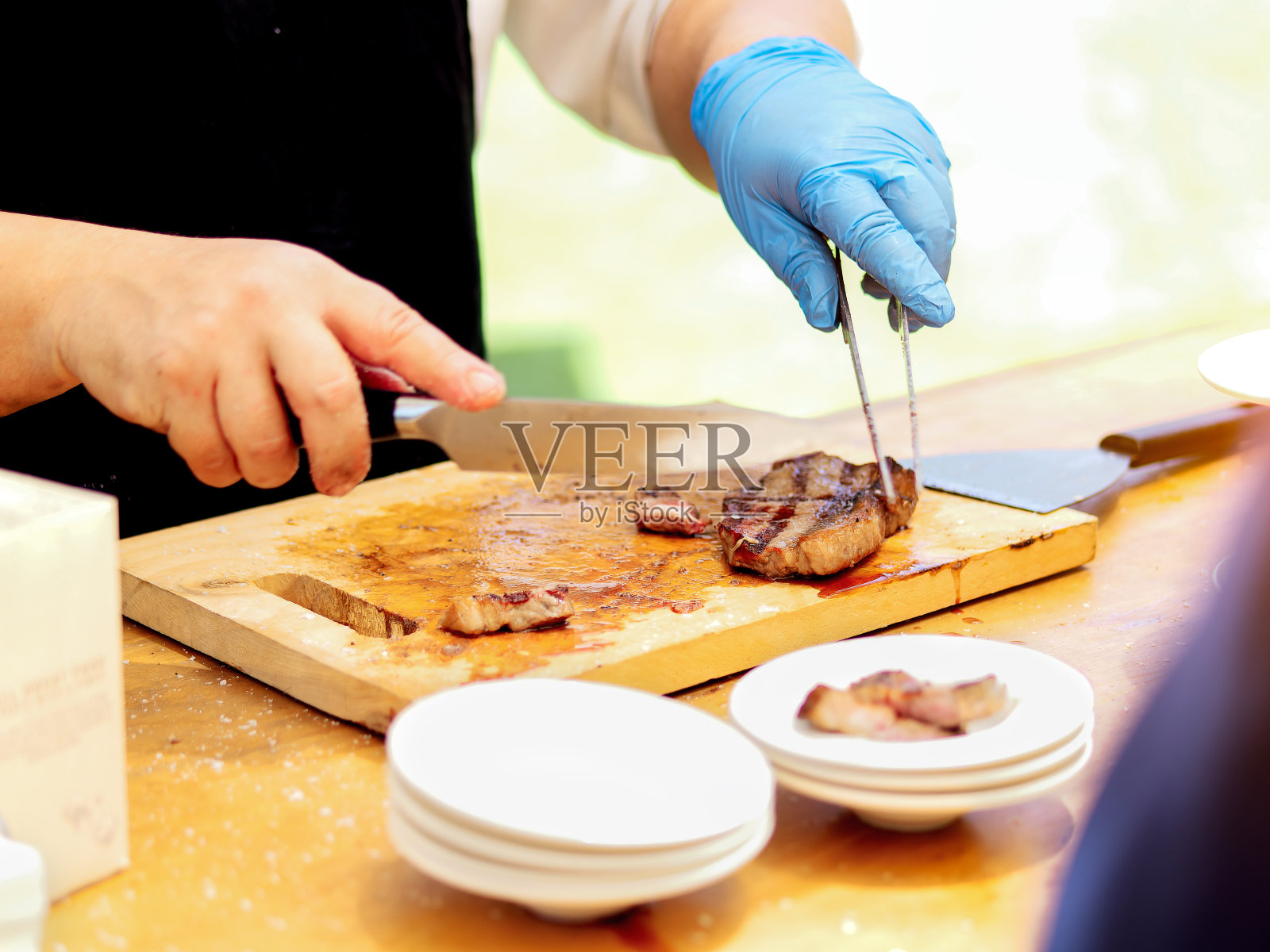 男专业厨师户外烹饪餐食照片摄影图片