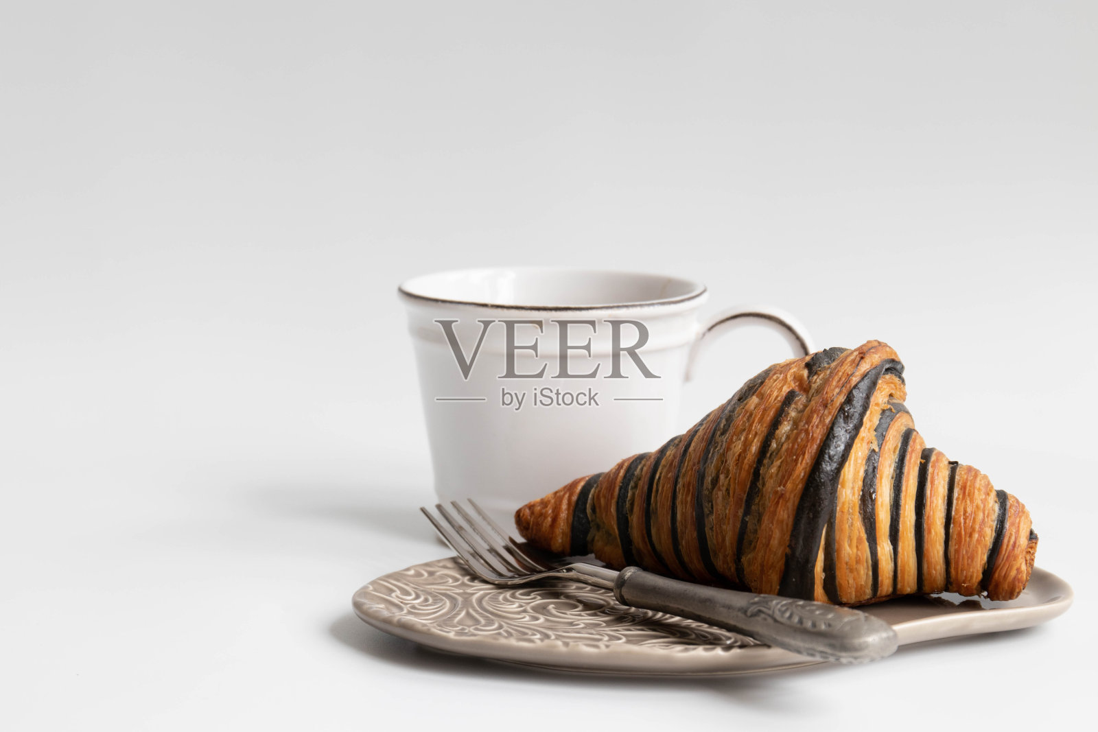 特写巧克力牛角面包照片摄影图片