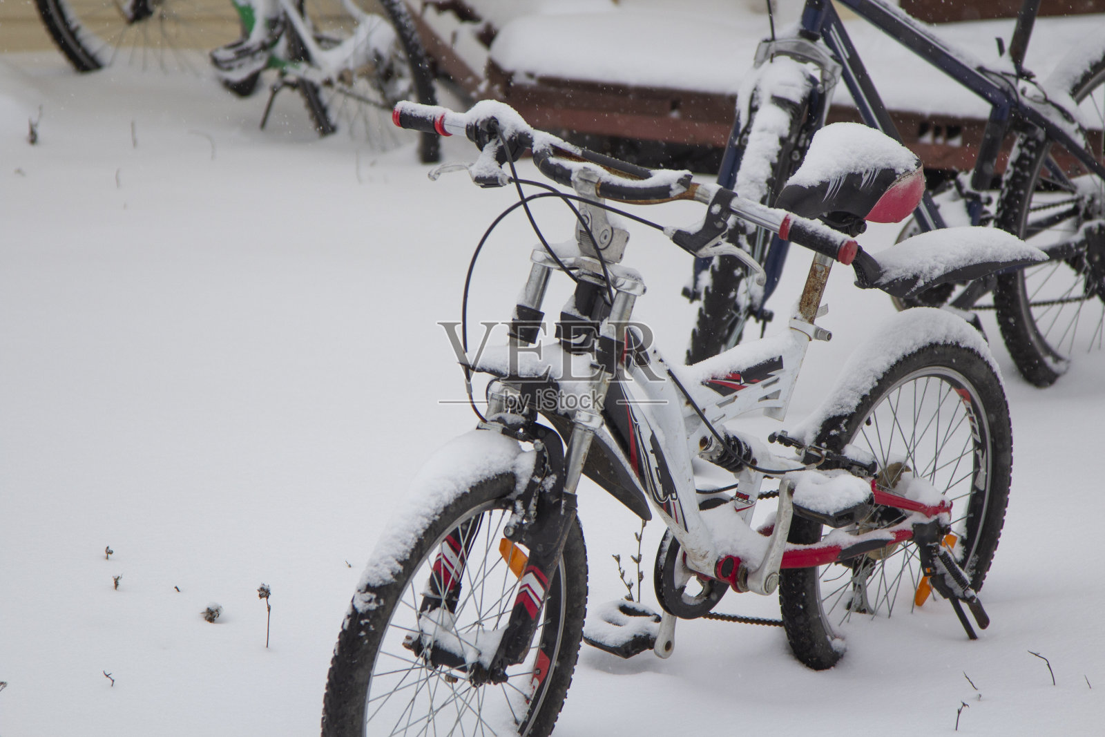自行车上覆盖着新鲜的冬雪照片摄影图片