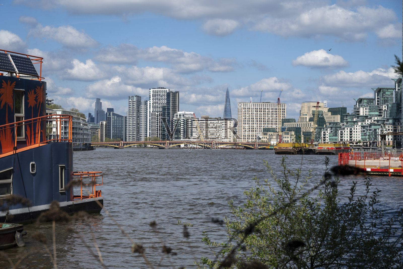 俯瞰泰晤士河对岸的沃克斯豪尔大桥照片摄影图片