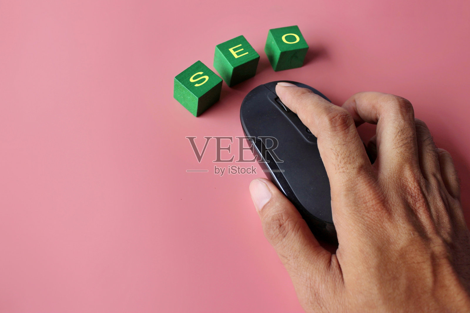手点击电脑鼠标与文本搜索引擎优化粉红色的背景照片摄影图片