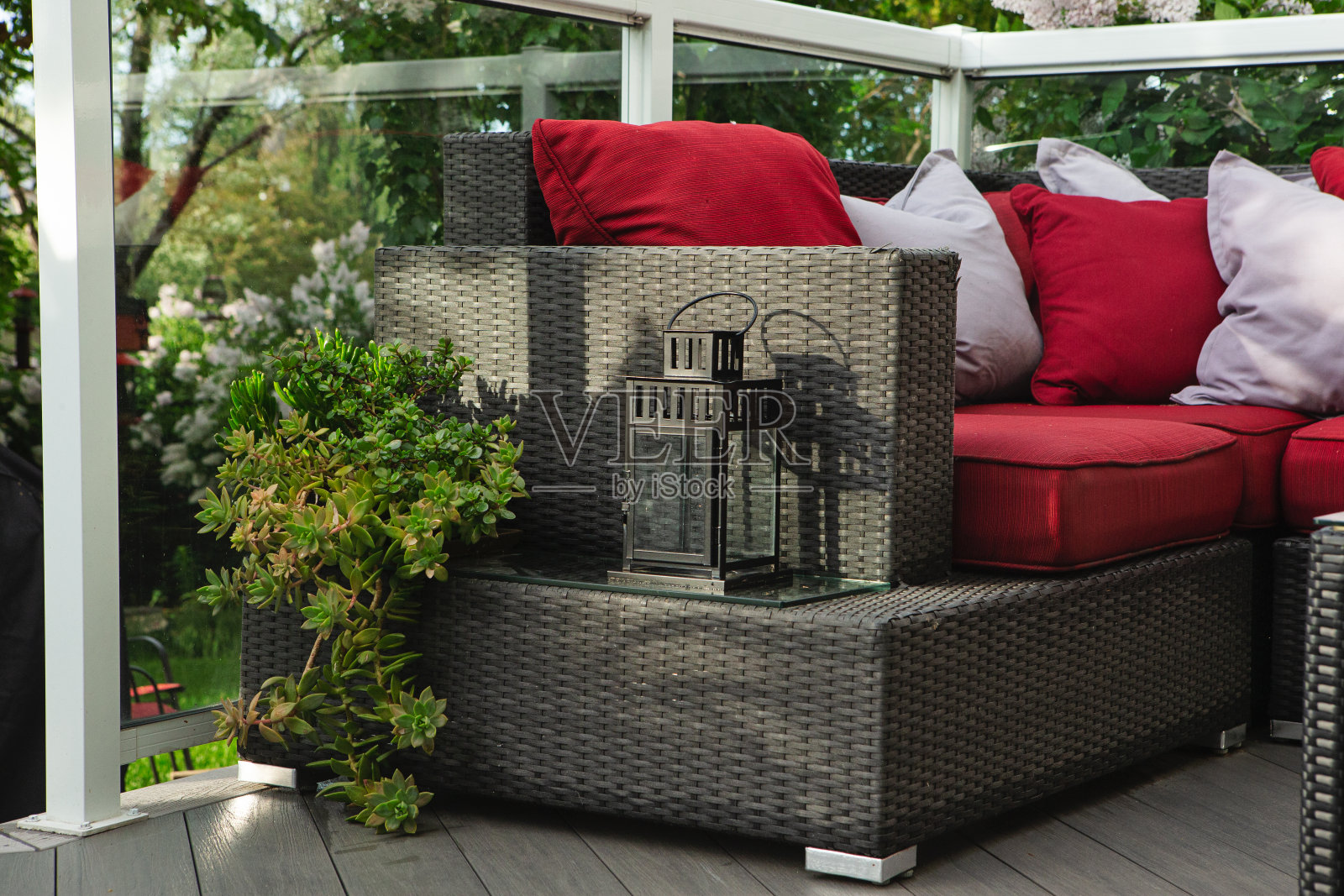 红色露台的房间在春天照片摄影图片