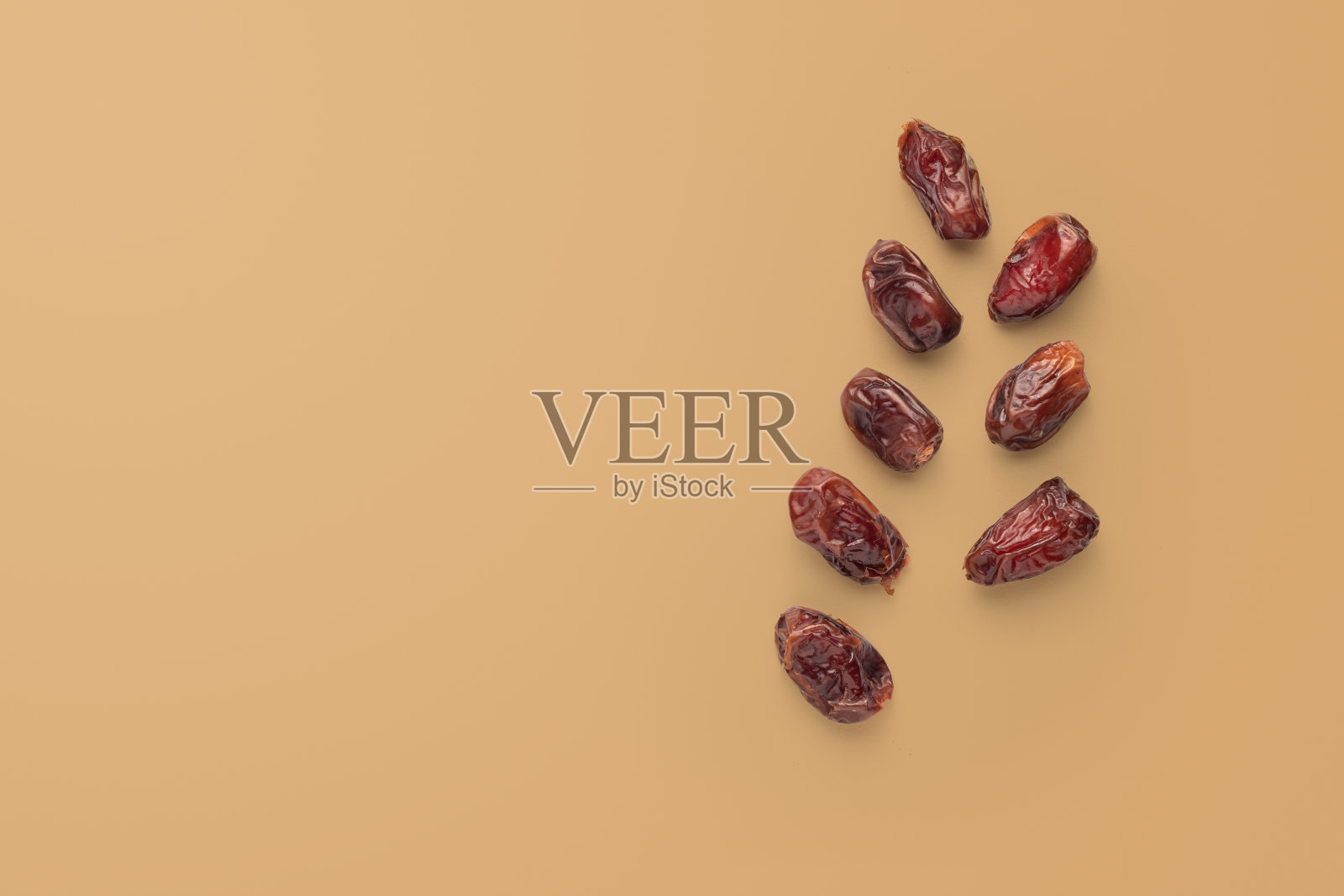 枣子水果在棕色背景照片摄影图片