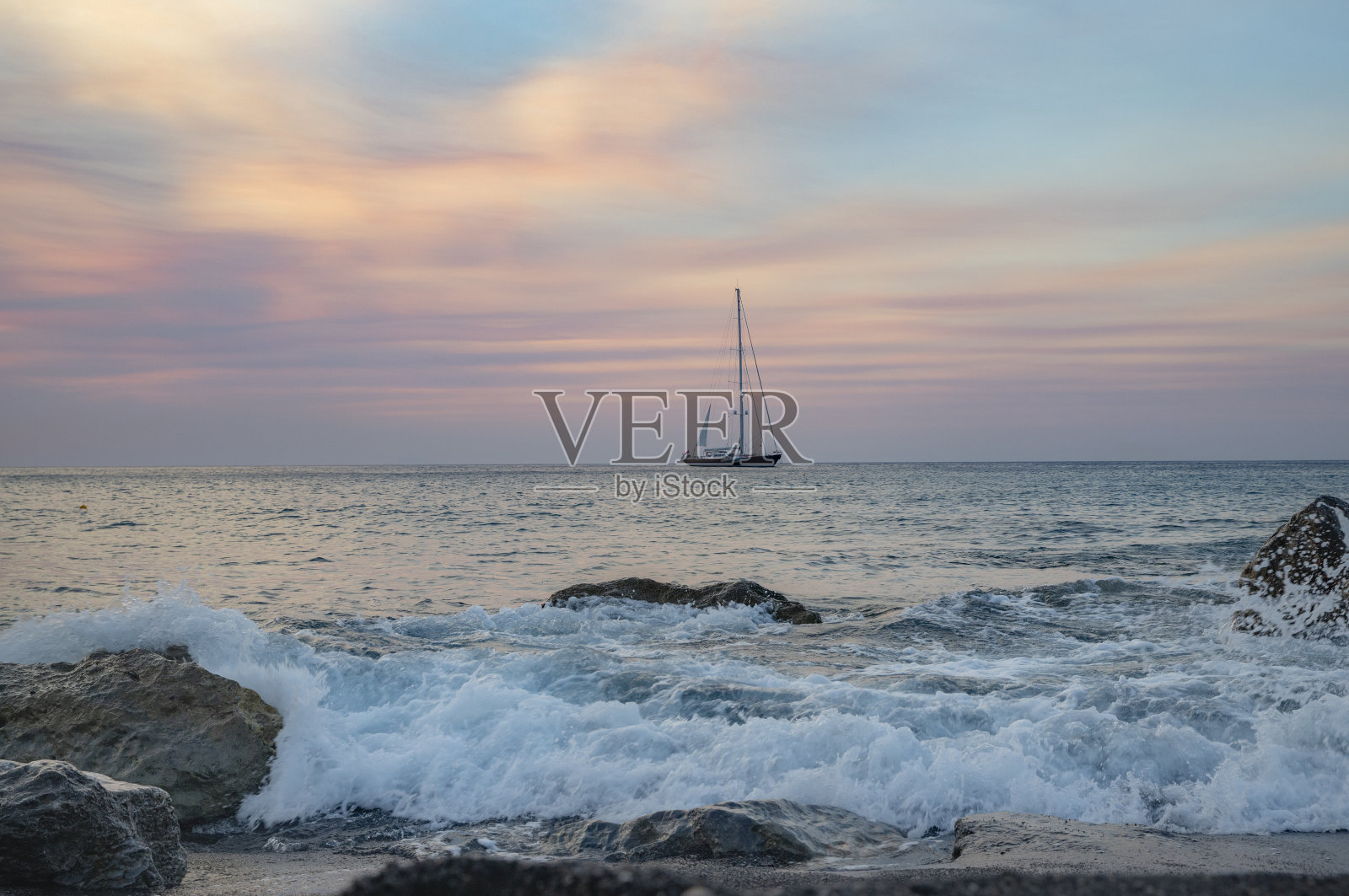 圣托里尼市明亮的日落和大海和船只的景色照片摄影图片