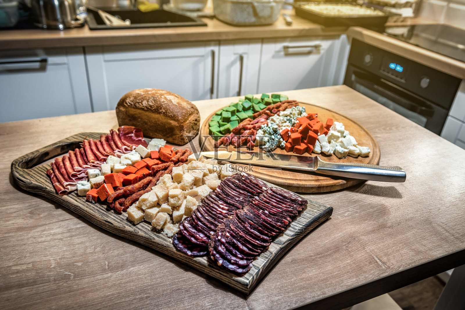 开胃菜配培根，肉干，意大利腊肠和不同的奶酪照片摄影图片