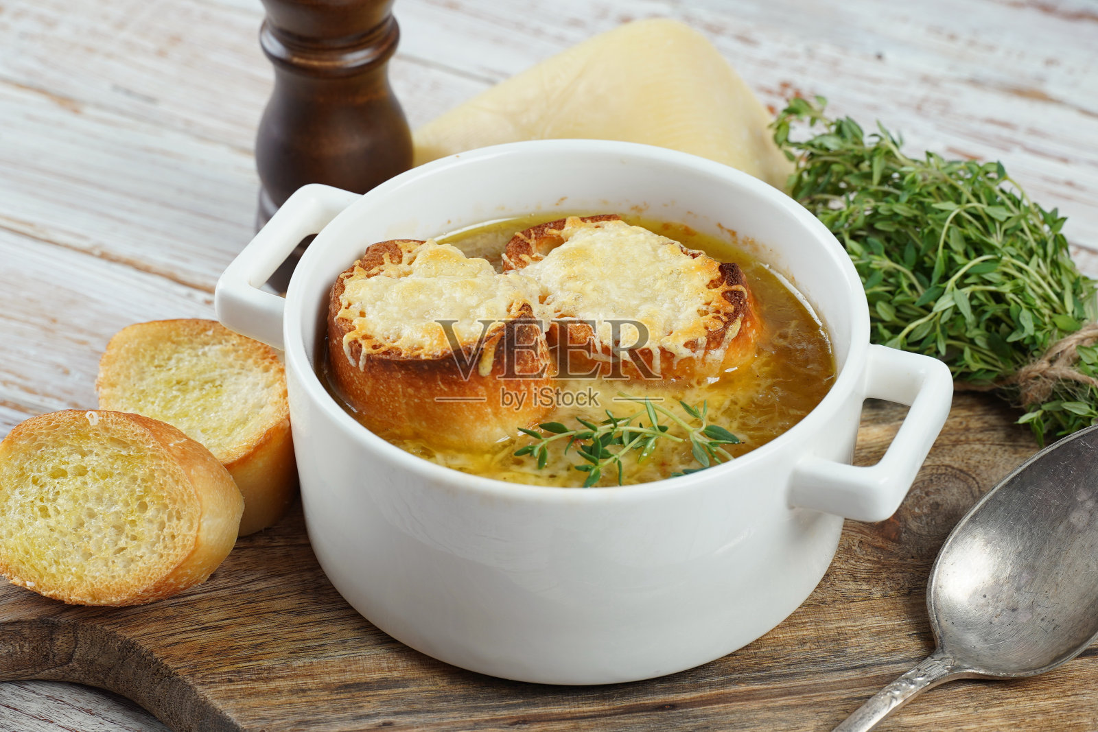 经典法式洋葱汤配格鲁耶尔奶酪和烤面包照片摄影图片