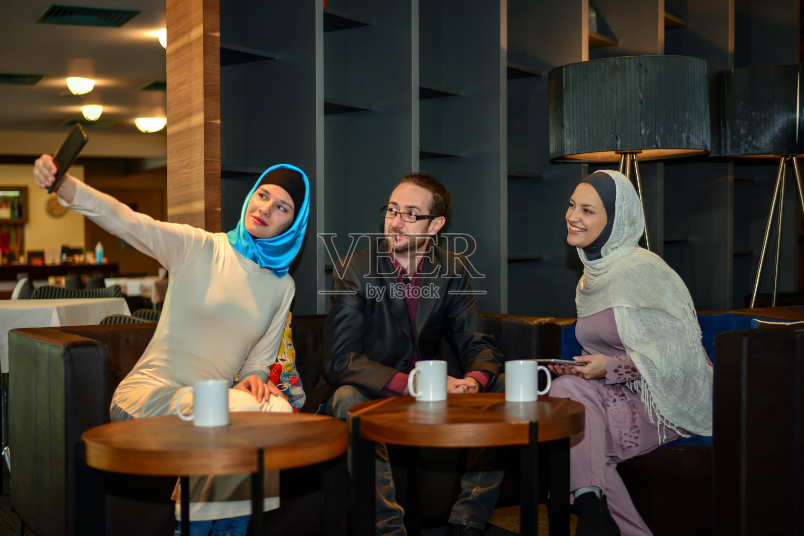 积极的穆斯林妇女与同事进行商务对话。照片摄影图片