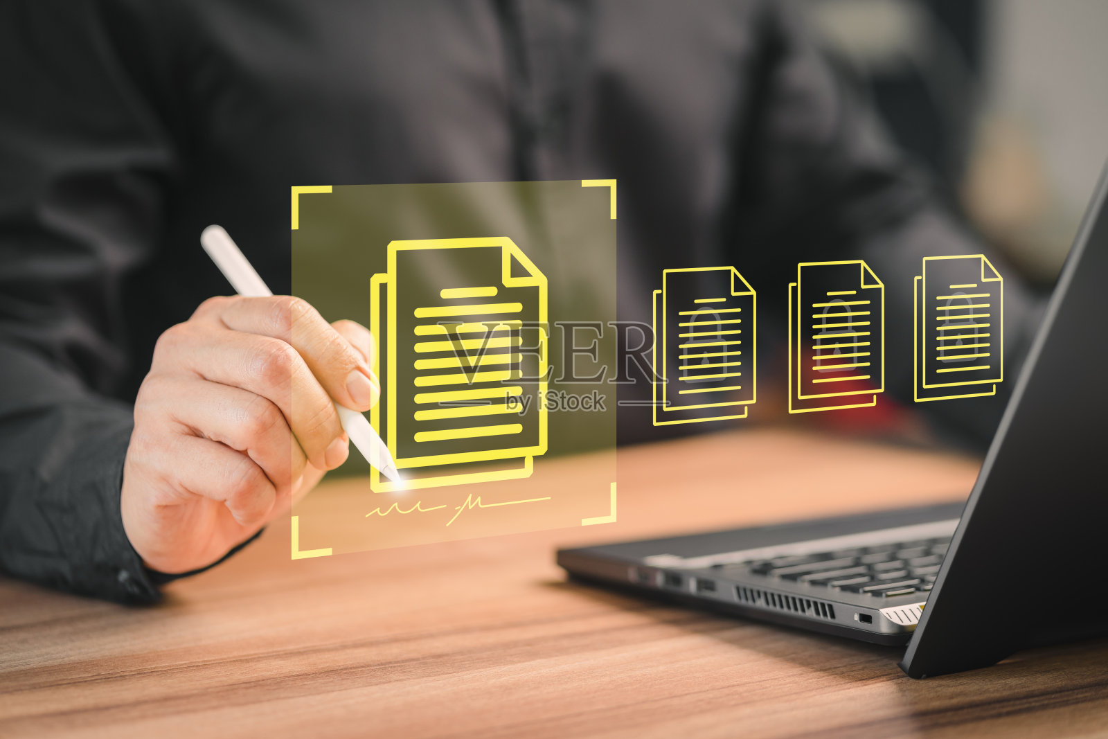 商务合同签订概念。网上商务合同电子签名、电子签名(e-signing)、数字文档管理、无纸化办公。照片摄影图片