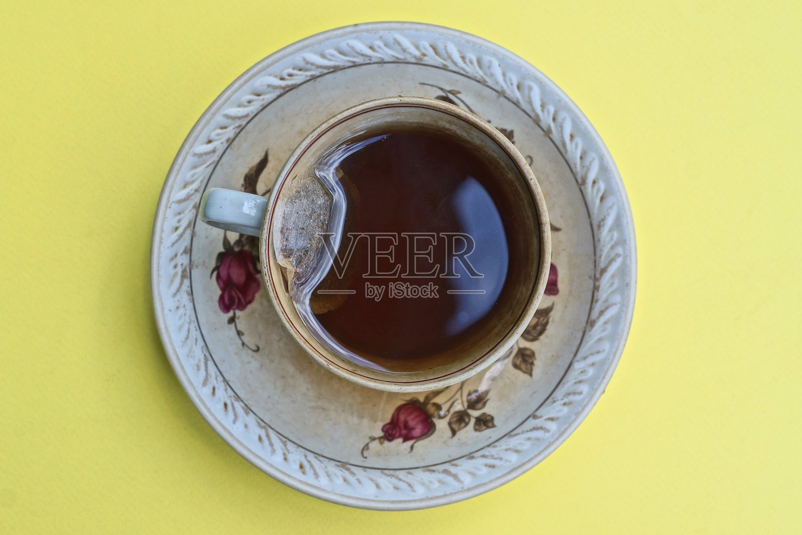 盘子里放着一杯红茶照片摄影图片