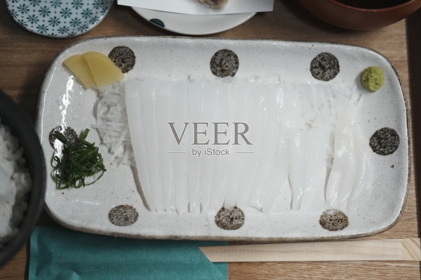 盘子里的鱿鱼刺身照片摄影图片