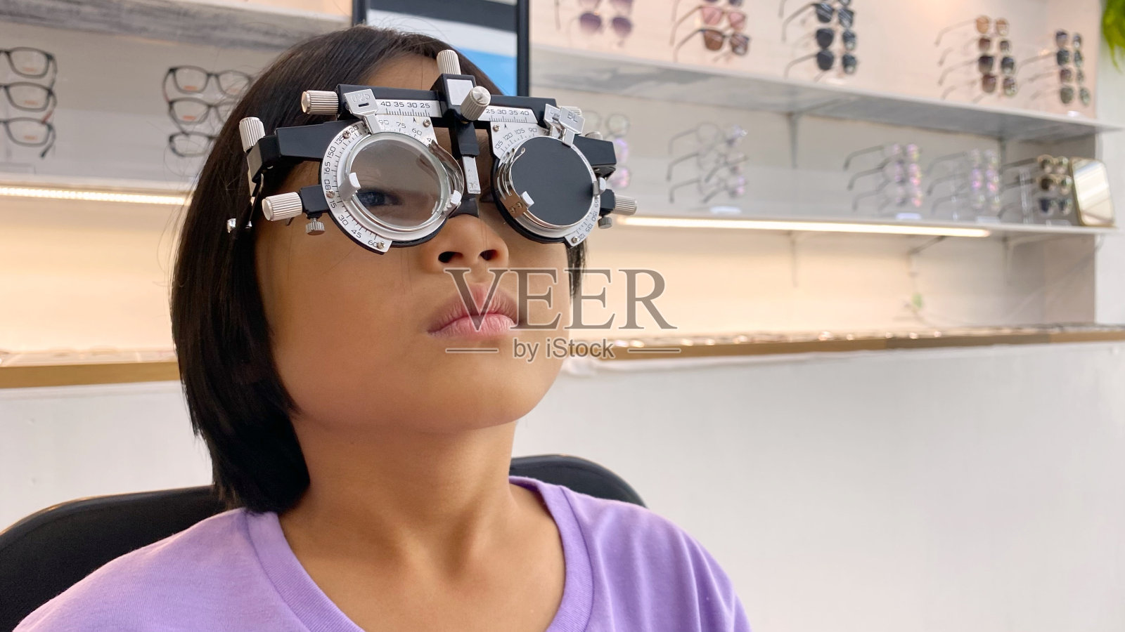 眼科检查，儿童配戴眼镜进行眼科检查，眼科检查，眼科检查概念，儿童眼科检查照片摄影图片