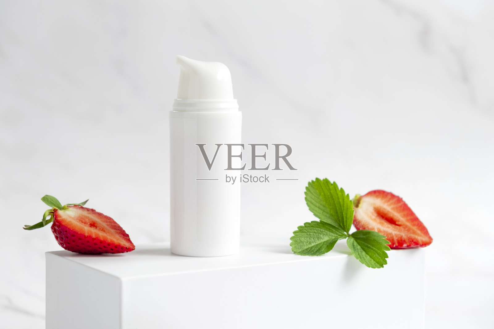 草莓化妆品模型照片摄影图片