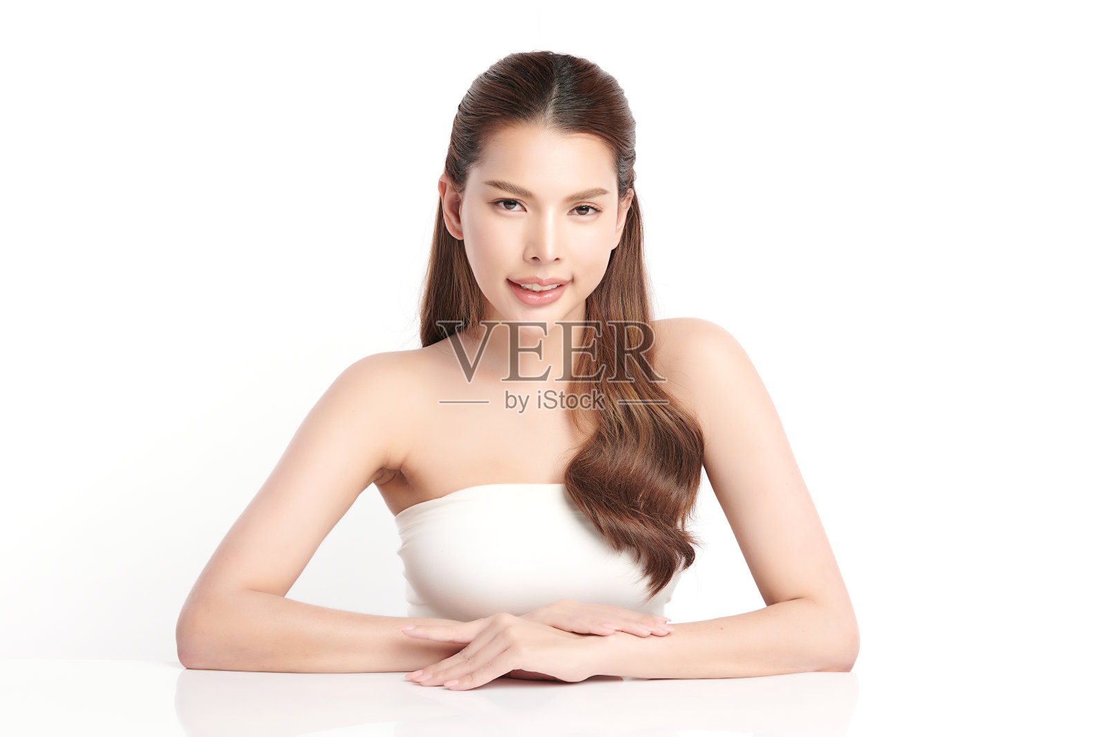 美丽年轻的亚洲女性，干净清新的皮肤在白色的背景，面部护理，面部护理，美容，美容和水疗，亚洲女性肖像。照片摄影图片