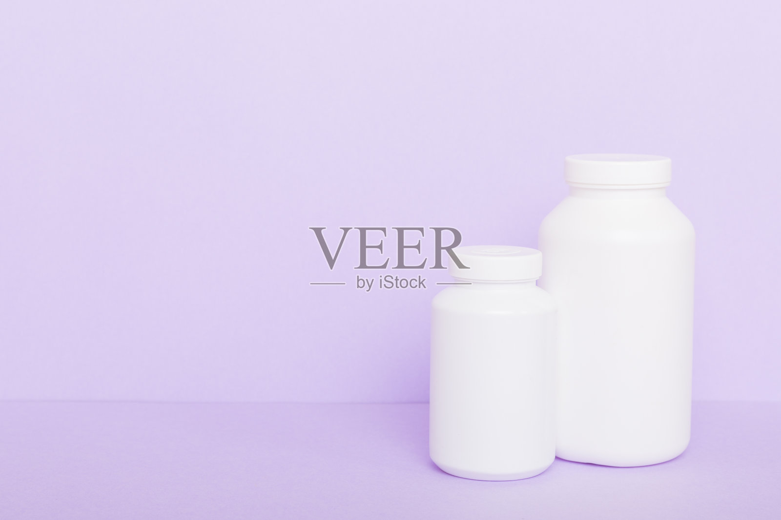 用药瓶补充药丸保健和医疗顶视图。维生素药片。俯视图模拟瓶药丸和维生素与绿叶，天然有机生物补充，复制空间照片摄影图片