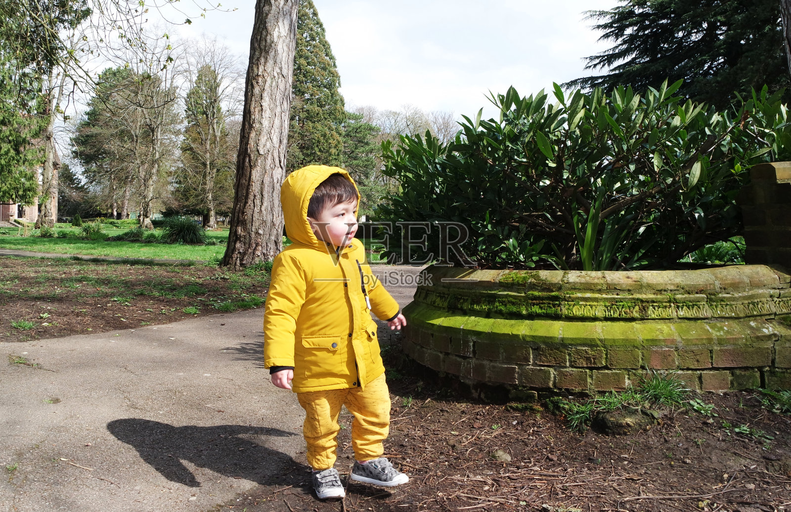 可爱的亚洲巴基斯坦婴儿在公园玩耍和摆姿势照片摄影图片