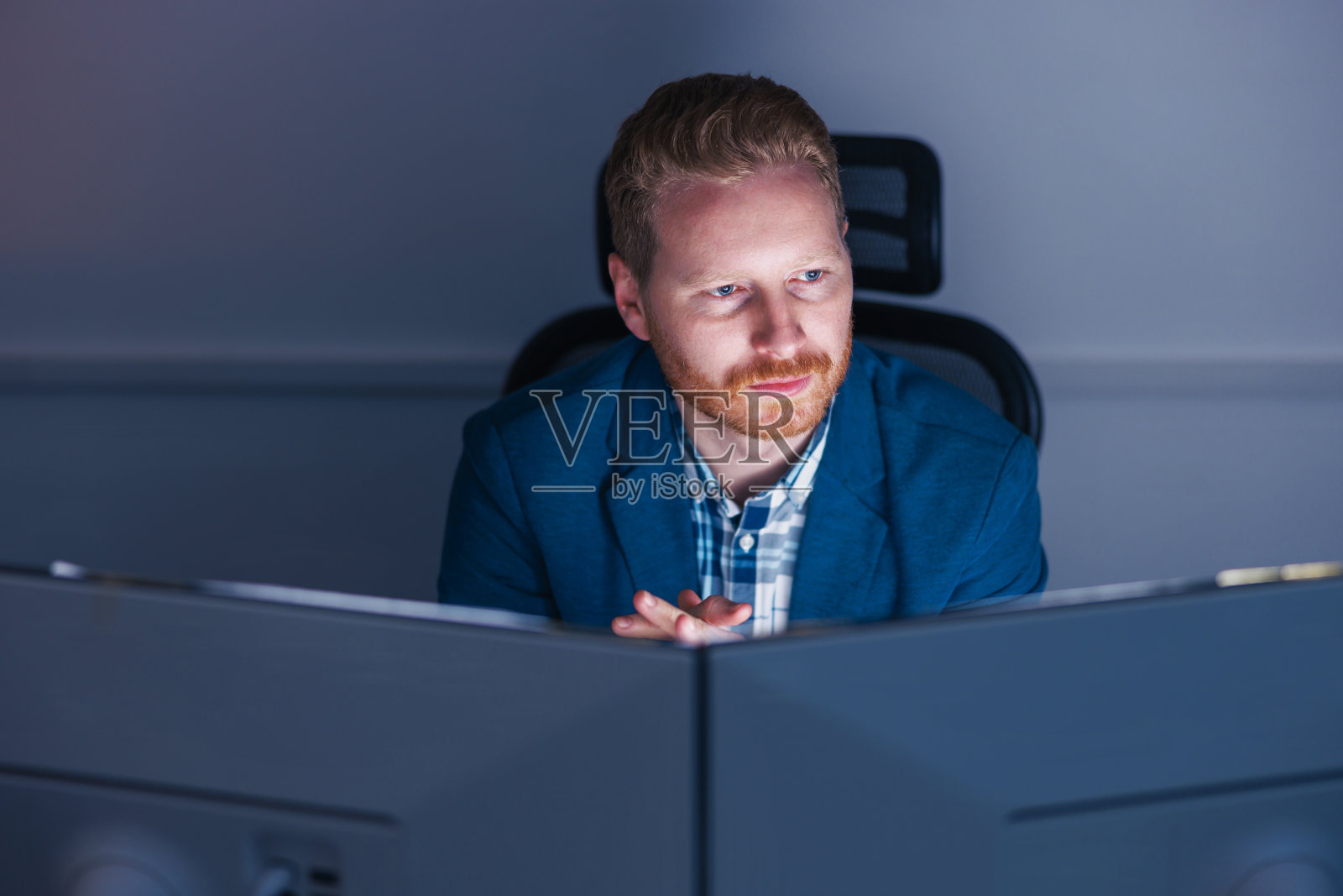 自信的商人在办公室工作到很晚照片摄影图片