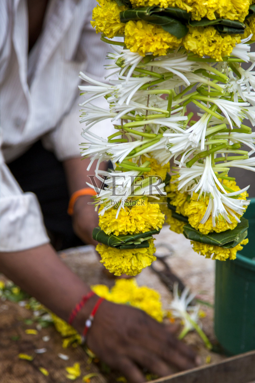 花摊售卖供寺庙供奉的花环照片摄影图片