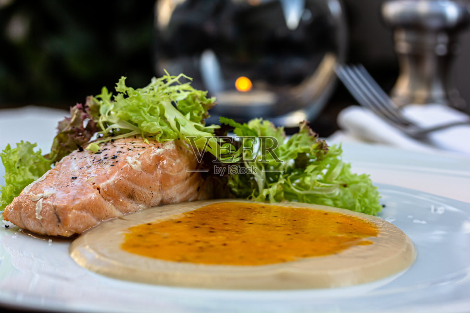 烤鲑鱼牛排配土豆泥和番茄酱照片摄影图片