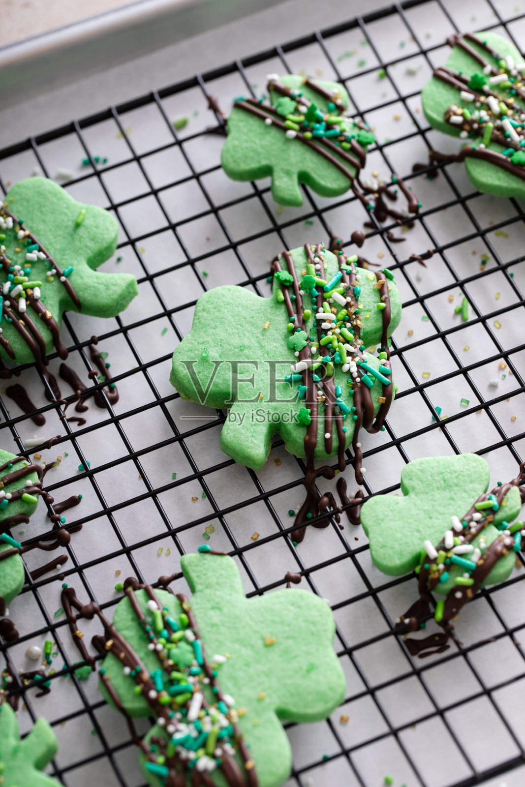 三叶草饼干，巧克力釉和糖屑照片摄影图片