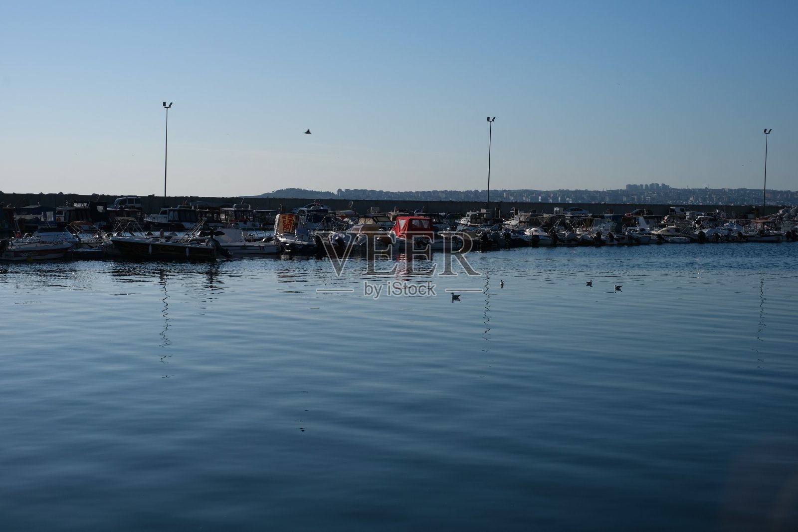 船，黎明的码头，日出的云朵，圣地亚哥港照片摄影图片