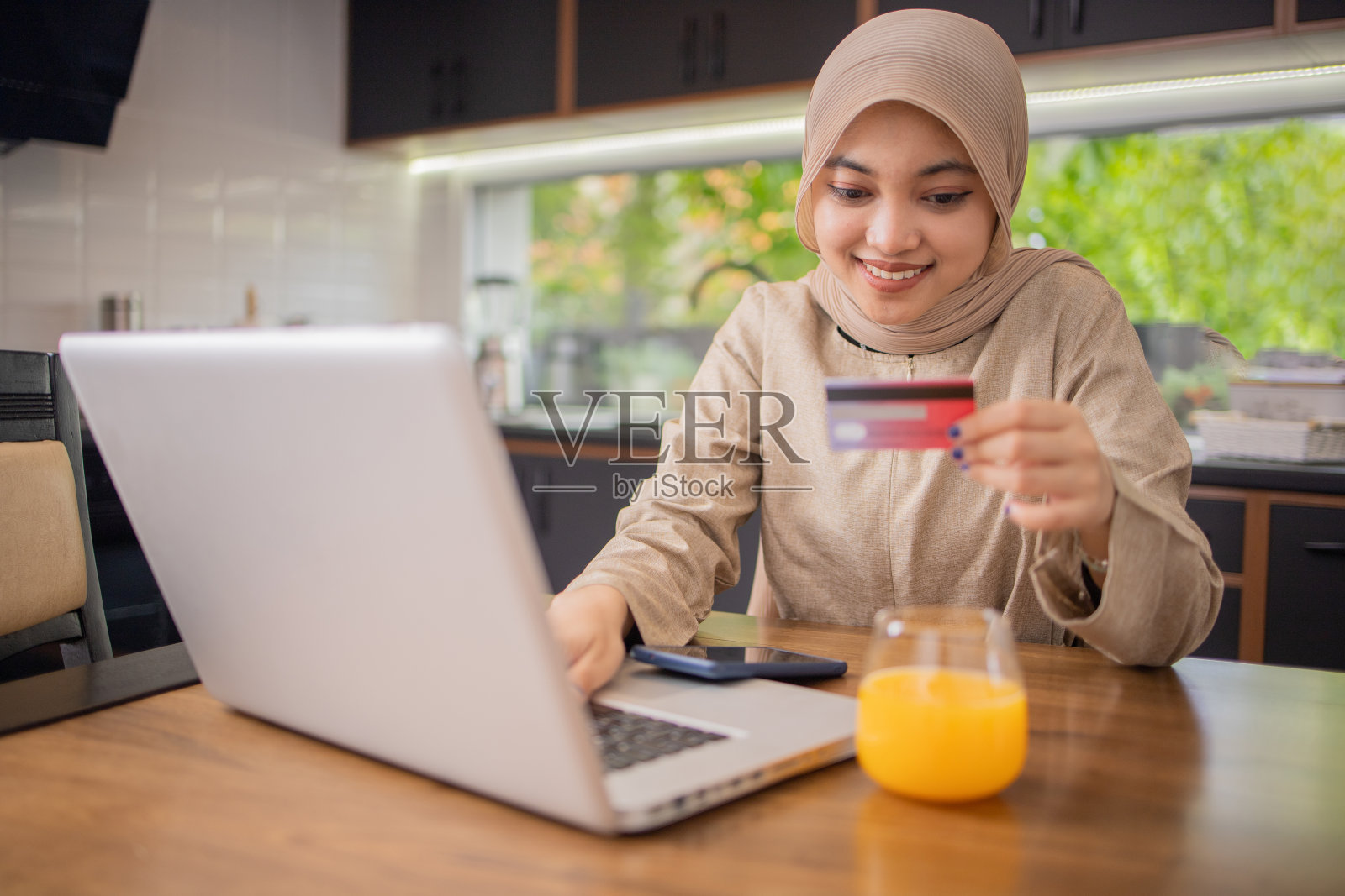 在家购物照片摄影图片