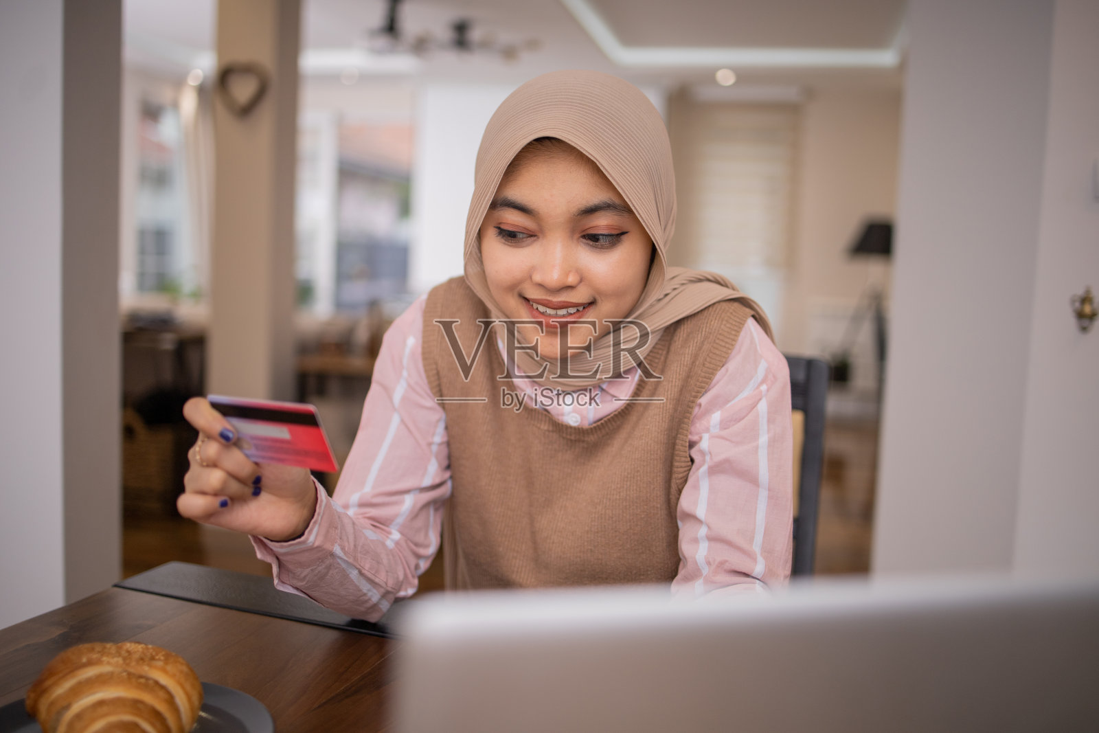 在家购物照片摄影图片