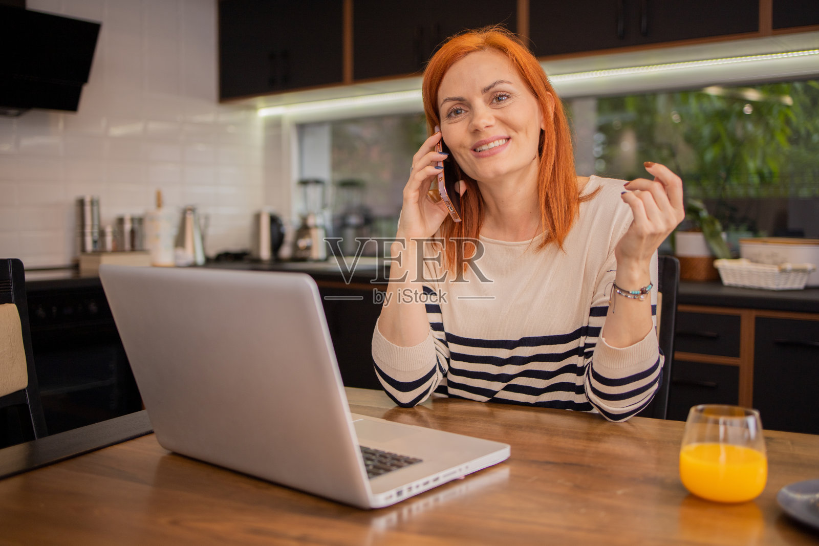 女性在家办公照片摄影图片