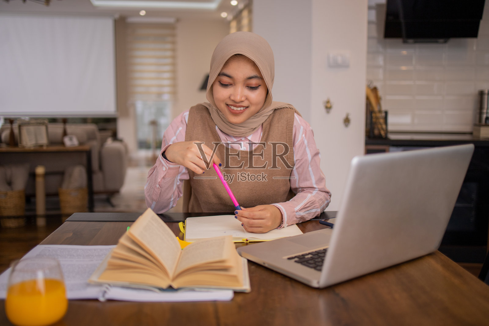 年轻女子在家学习照片摄影图片