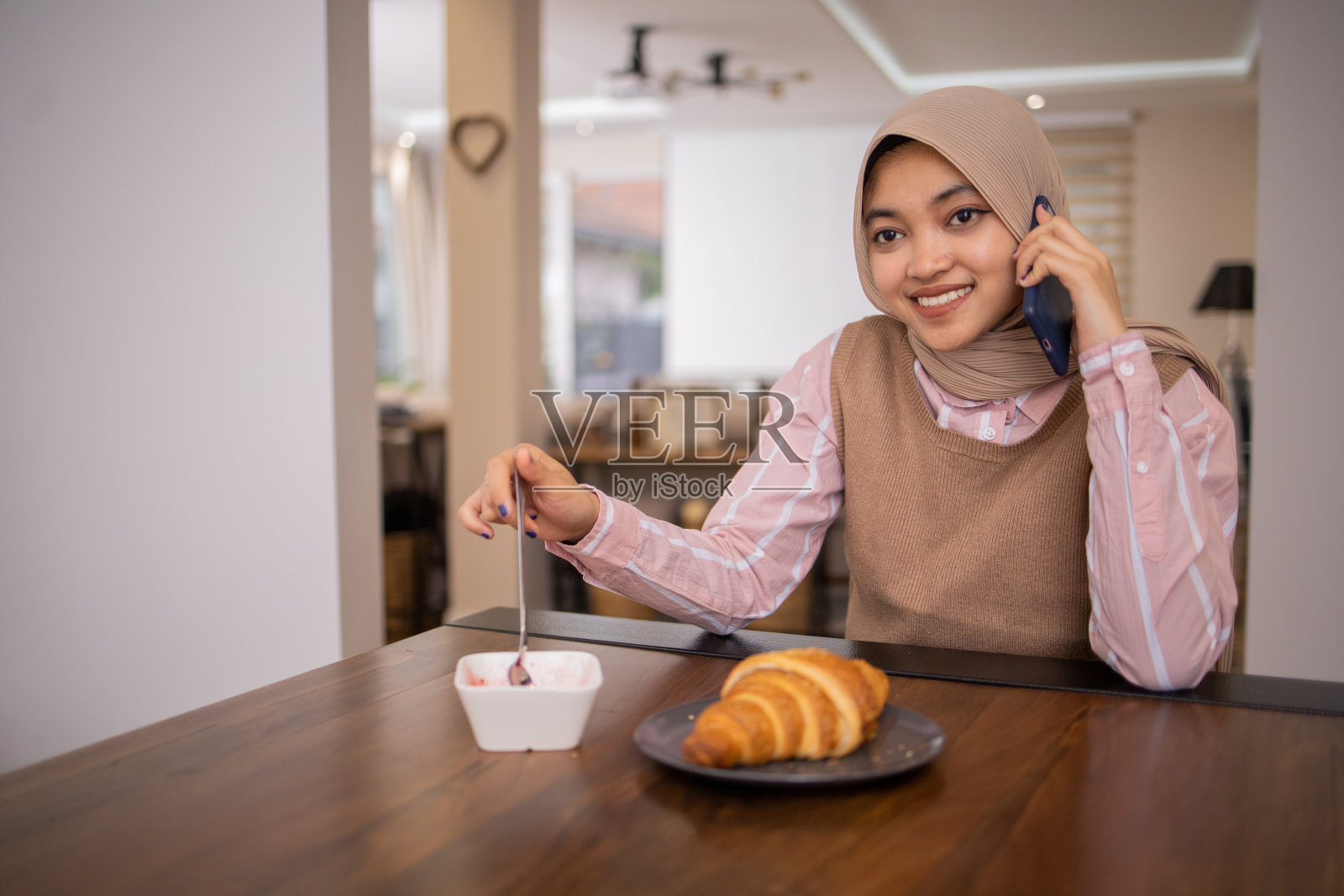 快乐的年轻女子在使用电话照片摄影图片