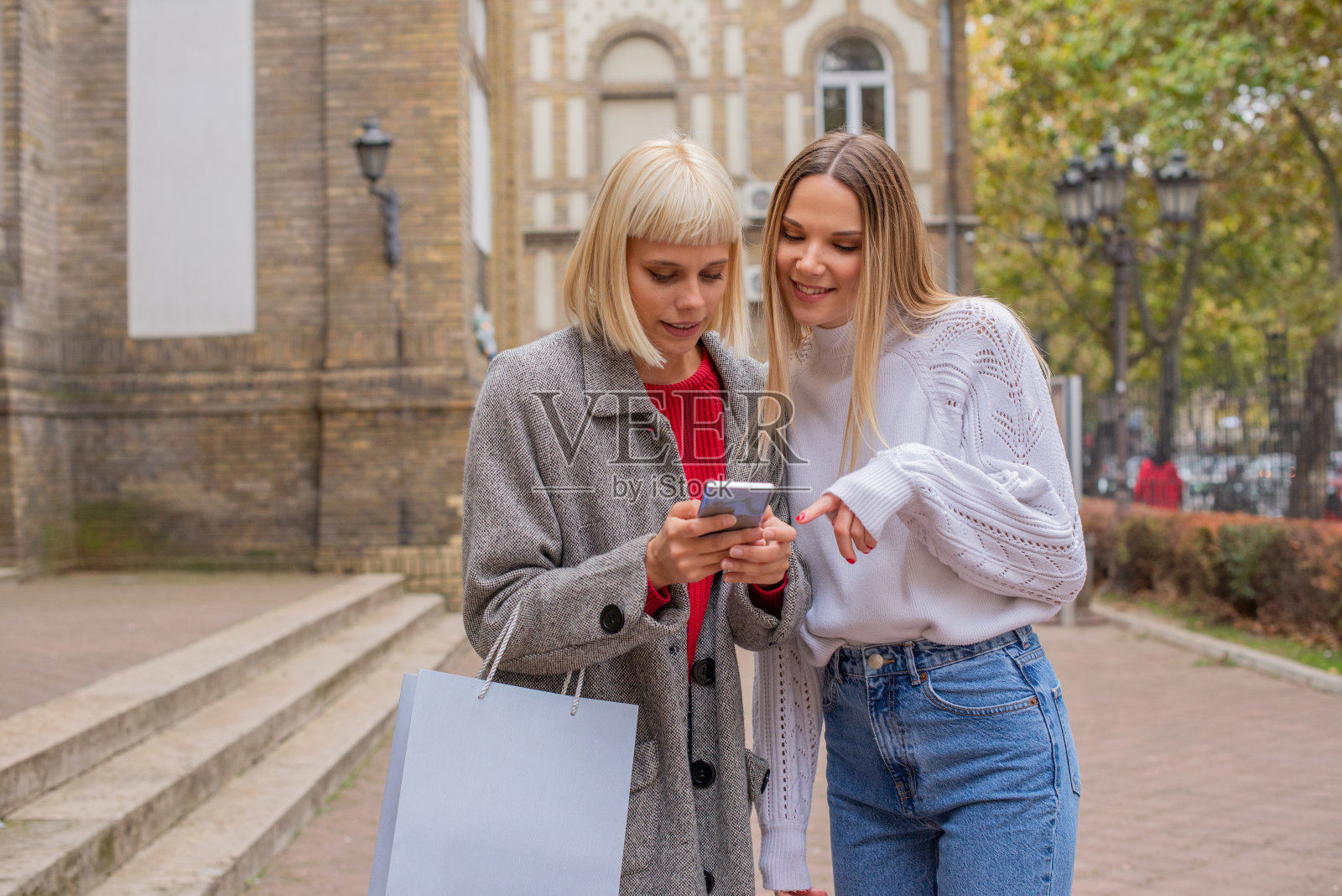拎着购物袋的女孩照片摄影图片
