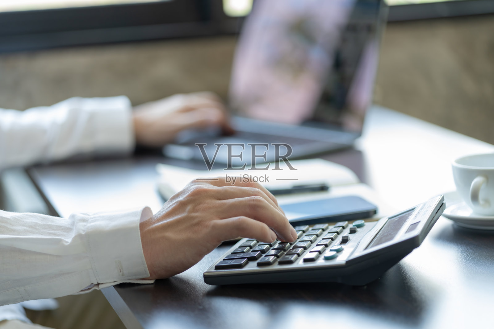 商人用计算器计算数字照片摄影图片