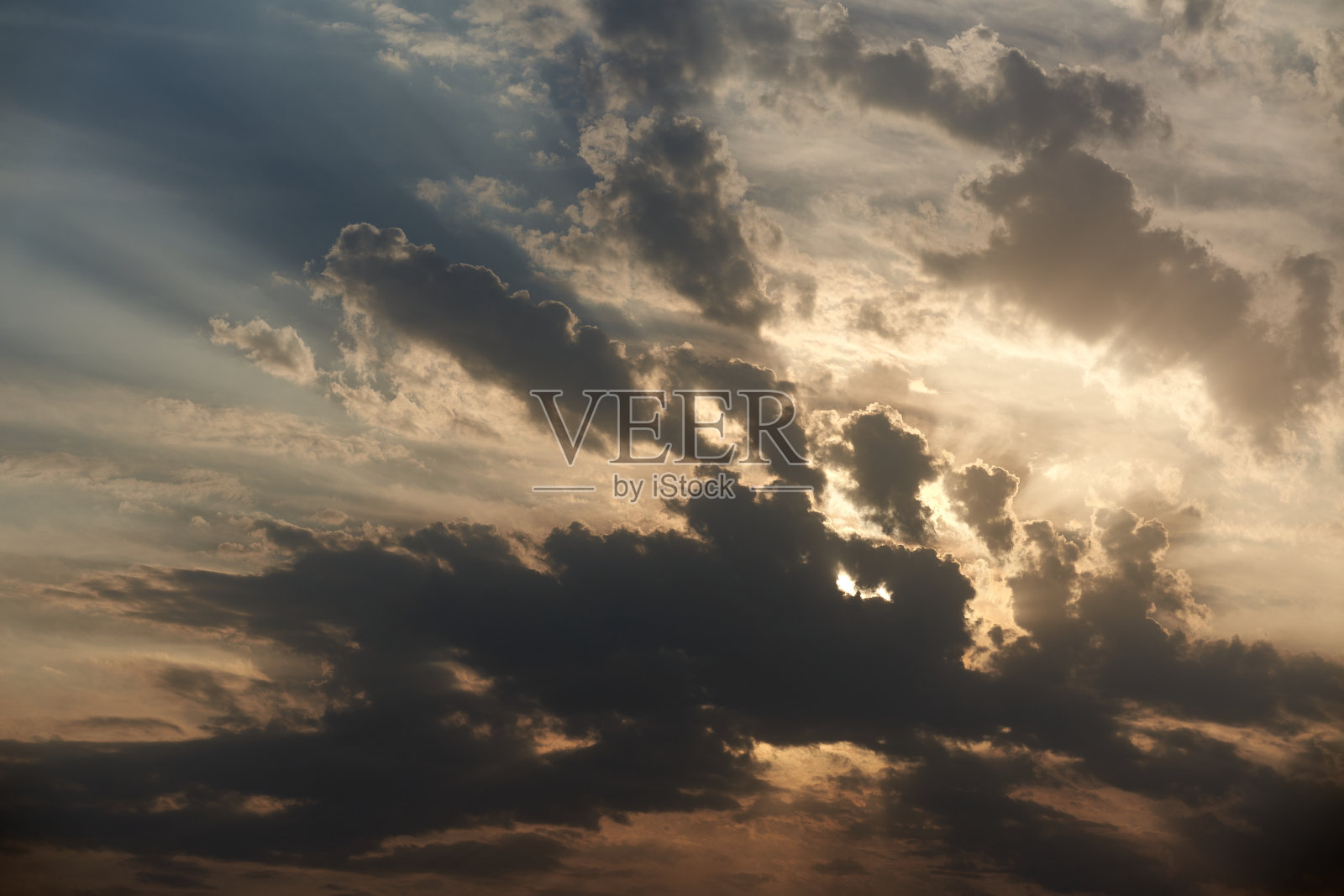 穿过乌云的光线背景照片摄影图片