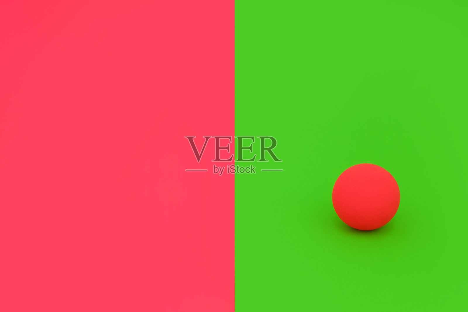 在人群中脱颖而出绿色和红色的球组成照片摄影图片