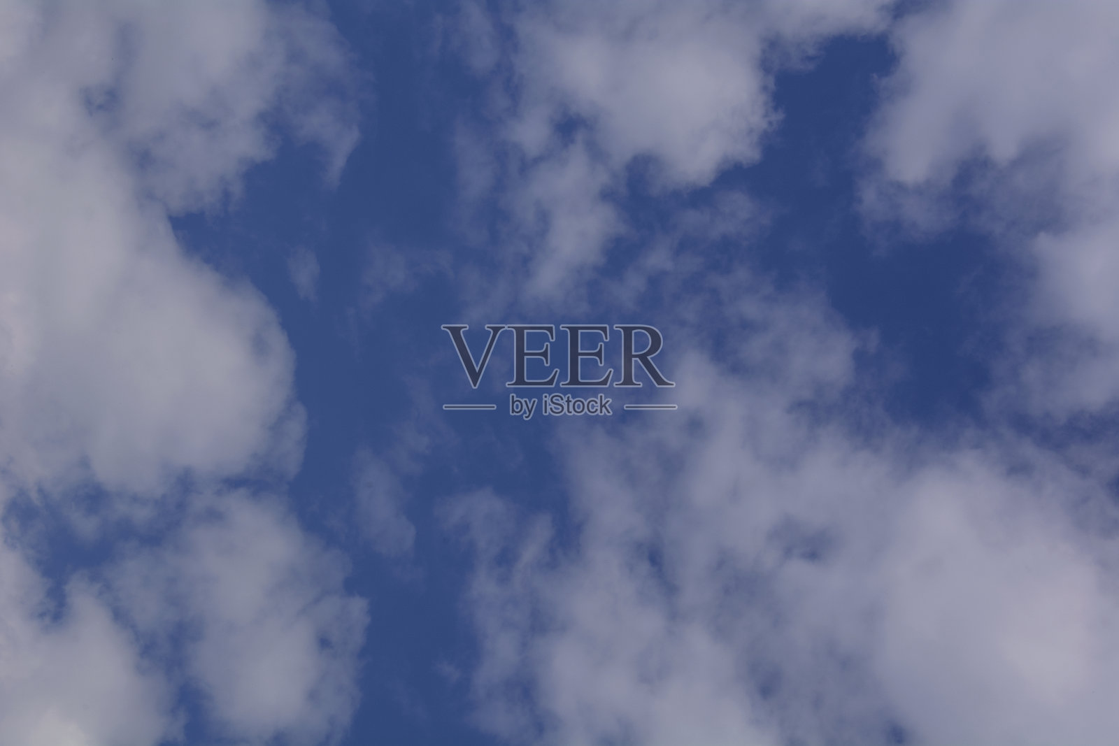 美丽的蓝色明亮的天空和大片的云照片摄影图片